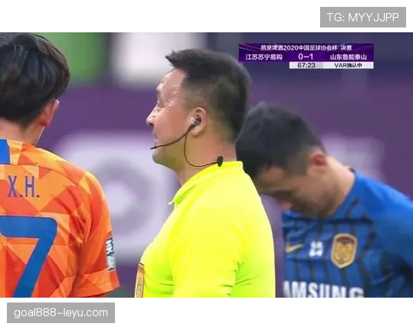 耳机裁判系统如何影响场上判罚?揭秘沟通机制与争议点 耳机裁判系统如何影响场上判罚?揭秘沟通机制与争议点