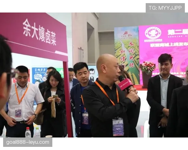 刷到吕小军的早餐照，盘子像展品，我这月菜钱都羞得躲起来